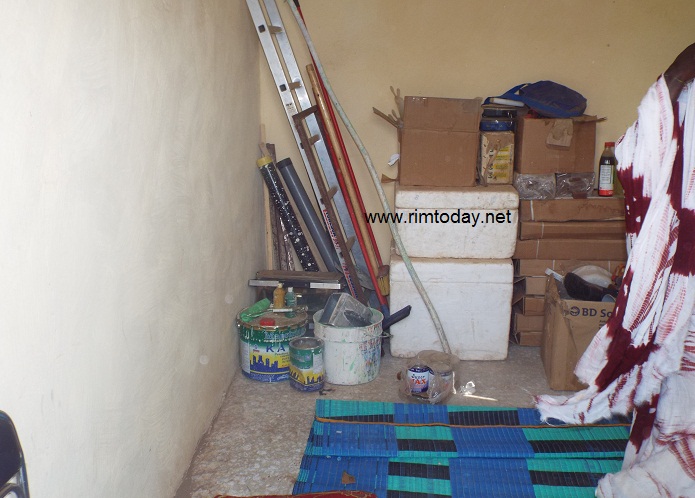 ادوات بناء في إحدى غرف مستوصف أعوينات أزبل تدل على تجميل واجهته قبيل مقدم الرئيس 