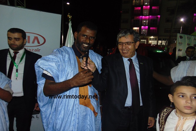 السفير الجزائري يسلم الفائر محمد ولد الطيب مفاتيح السيارة 