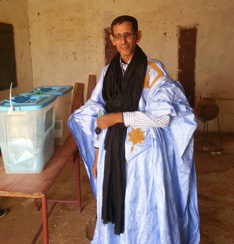 الاطار أعل ولد بوطريك أثناء التصويت اليوم في (صاك المهر)