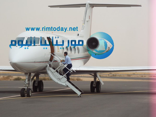 أحد طواقم طائرة الوزيرالاول المغربي يحمل هدية الشاي