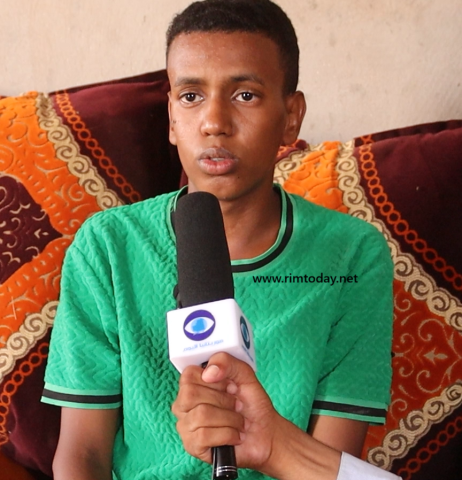التلميذ محمد المصطفى الجيلاني؛ الفائز بالمركز الأول في مسابقة ختم الدروس الإعدادية بولاية لعصابة