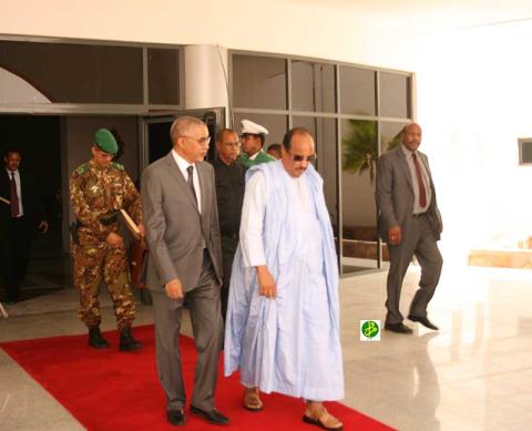 الرئيس عزيز لدى مغادرته نواكشوط