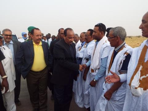 الاطار نعيم ول لبات يصافح رئيس الجمهورية