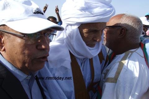 وزير الدفاع يساعد ولد هيداله في النزول من المنصة
