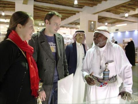 العم سعيد جمعان وسط مجموعة من السياح