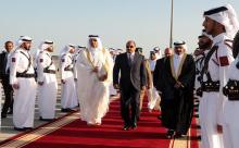 وزير الإقتصاد والتجارة القطري أثناء مراسم وداع الرئيس في المطار